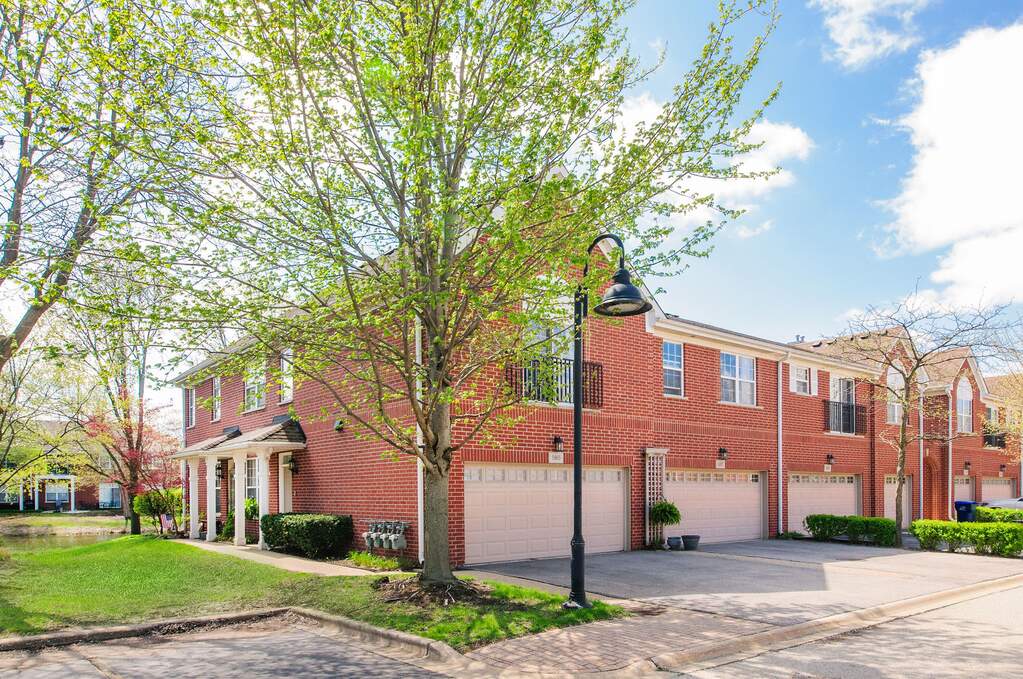 985 Enfield Drive, Northbrook, IL — sold by Lena Bondar