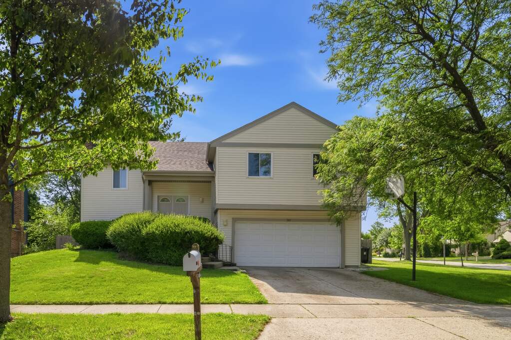 301 Horatio Boulevard, Buffalo Grove, IL — listed by Lena Bondar